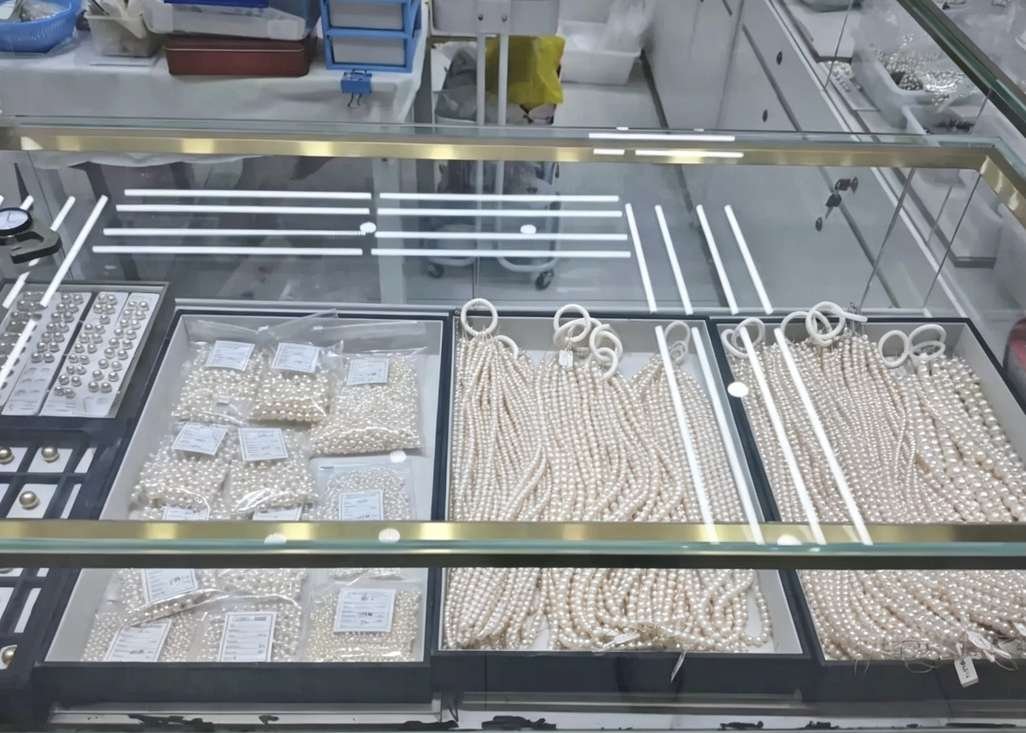 Pearl raw materials and semi-finished products display case